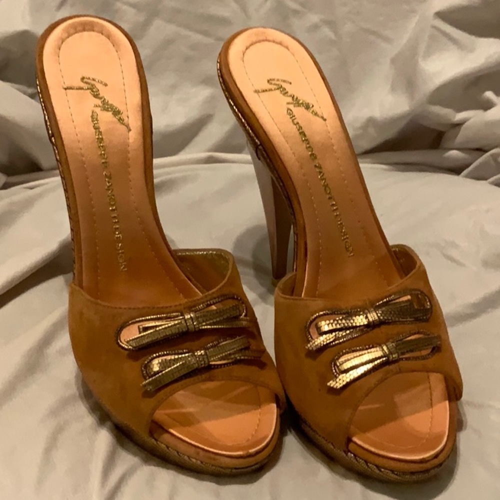 Peach suede sandal heels with open toe and bows